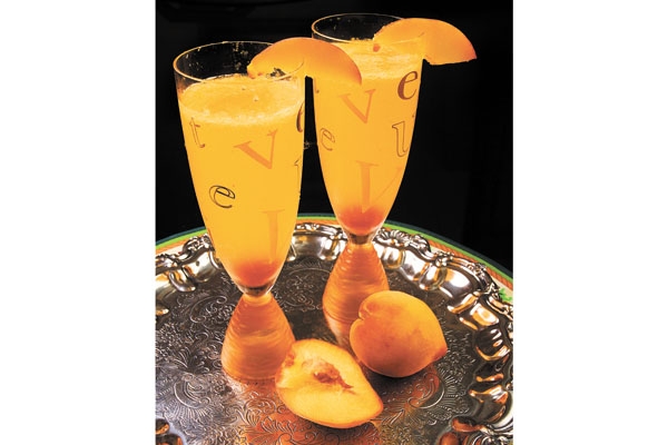 Provar uma receita em seu lugar de origem é vivenciar o que há de mais intrínseco na cultura gastronômica de um povo; por isso fomos ao Harry’s Bar de Veneza para tomar um Bellini, mistura de pêssego e prosecco